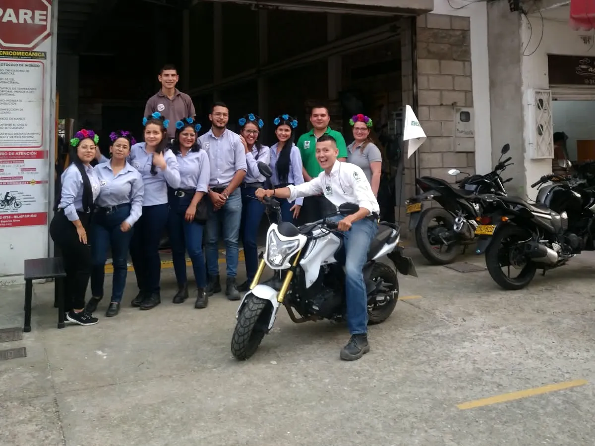 Equipo de TECNOMECÁNICA GIRÓN MOTOS en la entrada de la sede de Girón
