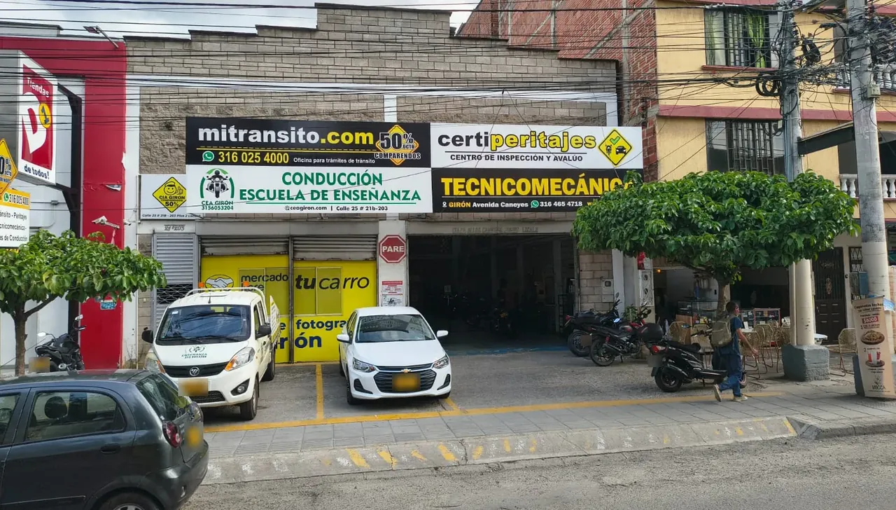 Fachada real de TECNOMECÁNICA GIRÓN MOTOS sobre Avenida Los Caneyes, Girón, con sus avisos