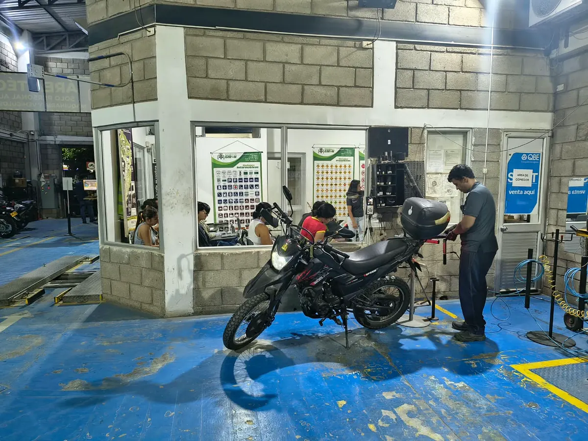 Técnico haciendo la revisión técnico-mecánica de una moto en TECNOMECÁNICA GIRÓN MOTOS, Girón