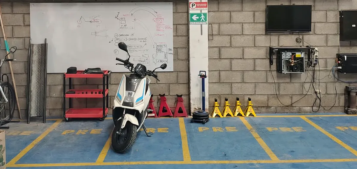 Equipos de inspección y moto eléctrica en la zona de revisión de TECNOMECÁNICA GIRÓN MOTOS